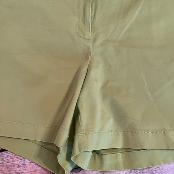 Crown & Ivy Women's Green Shorts Size 16 - Picture 3 of 8
